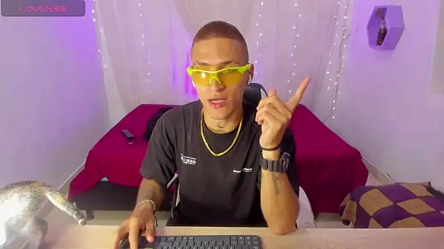 dantefriore  online show from February 11, 6:35 pm