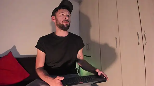 Snapshot of Erickpritz_xh chatting on March 28, 10:31 pm Erickpritz xh online show from March 28, 10:31 pm