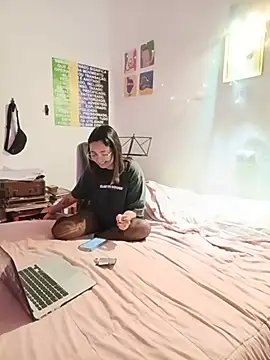 helloandi online show from August 3, 2:43 am