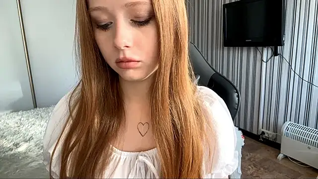 EmilyBubble online show from February 4, 7:25 am