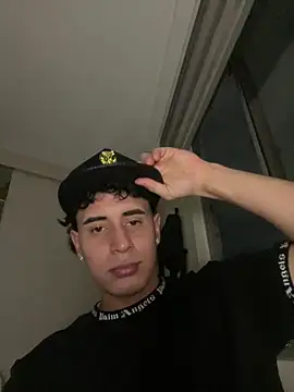 Snapshot of Maximuz1920 chatting on February 6, 12:26 am Maximuz1920 online show from February 6, 12:26 am