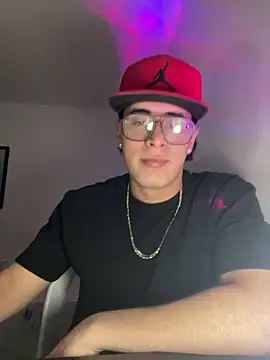 Snapshot of Maximuz1920 chatting on March 17, 2:27 am Maximuz1920 online show from March 17, 2:27 am