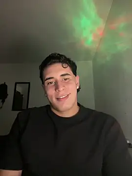 Snapshot of Maximuz1920 chatting on April 1, 6:14 am Maximuz1920 online show from April 1, 6:14 am