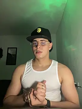 Snapshot of Maximuz1920 chatting on April 2, 6:22 am Maximuz1920 online show from April 2, 6:22 am