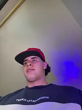 Snapshot of Maximuz1920 chatting on April 4, 8:39 pm Maximuz1920 online show from April 4, 8:39 pm