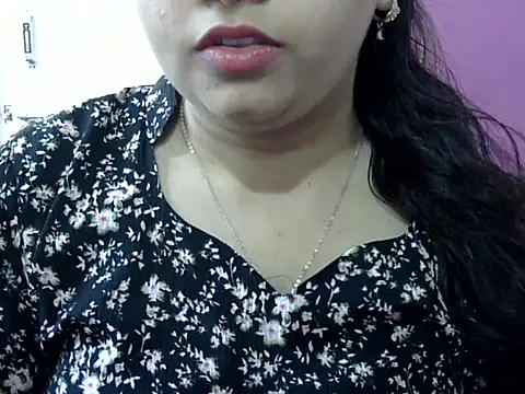 Cute Aliyaa online show from May 5, 12:02 pm