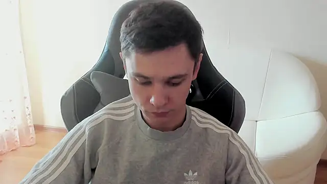 Snapshot of Alexmansuper chatting on April 6, 1:34 pm Alexmansuper online show from April 6, 1:34 pm