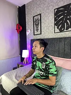 Snapshot of bliinkii_and_luka_ chatting on March 29, 1:44 pm bliinkii and luka online show from March 29, 1:44 pm