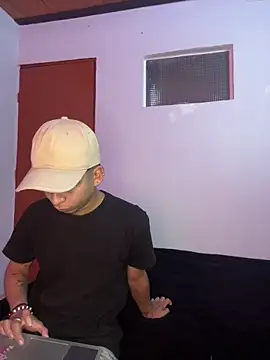 Snapshot of bliinkii_and_luka_ chatting on April 1, 1:34 pm bliinkii and luka online show from April 1, 1:34 pm