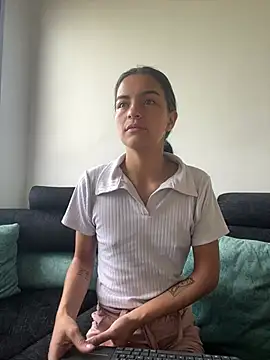 Snapshot of bliinkii_and_luka_ chatting on April 6, 12:28 pm bliinkii and luka online show from April 6, 12:28 pm