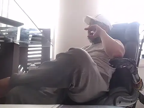 Snapshot of seriohetero19 chatting on February 12, 6:03 pm seriohetero19 online show from February 12, 6:03 pm