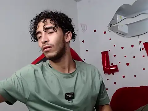 Snapshot of Caius_fox chatting on March 11, 11:27 am Caius fox online show from March 11, 11:27 am