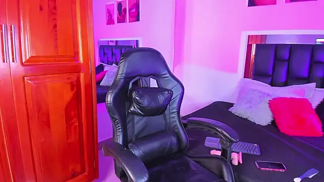 Isabella Moon9 online show from March 9, 2:10 pm