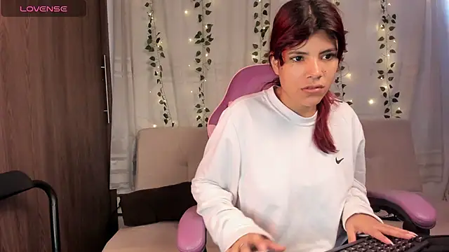 nereadelrey online show from February 5, 1:05 pm