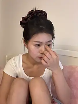 Snapshot of Nana-3 chatting on March 6, 7:43 pm Nana-3 online show from March 6, 7:43 pm