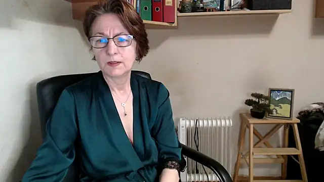 katemodel online show from May 17, 7:06 am