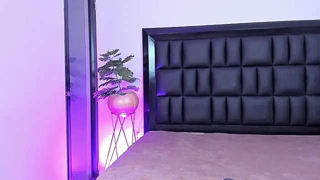 Snapshot of mia_roosee1 chatting on March 19, 6:06 am mia roosee1 online show from March 19, 6:06 am