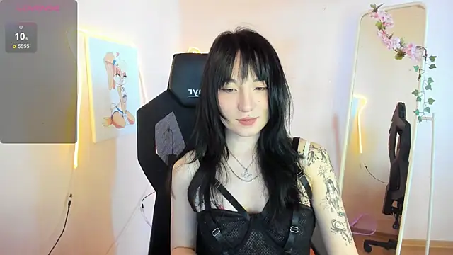 AliceeinWonderlanddd online show from May 17, 2:20 am