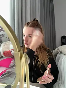 madlynn online show from February 11, 1:05 pm