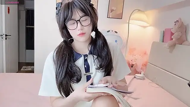 Snapshot of Luminous4173 chatting on May 5, 8:44 am Luminous4173 online show from May 5, 8:44 am