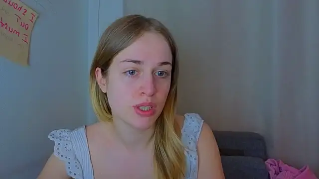 Snapshot of AnneRiver chatting on April 1, 5:41 am AnneRiver online show from April 1, 5:41 am