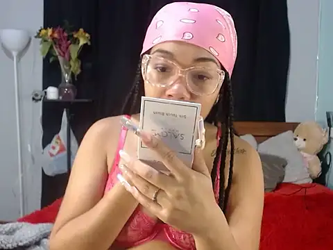 Snapshot of Sexy_Supermomm chatting on March 19, 8:35 pm Sexy Supermomm online show from March 19, 8:35 pm