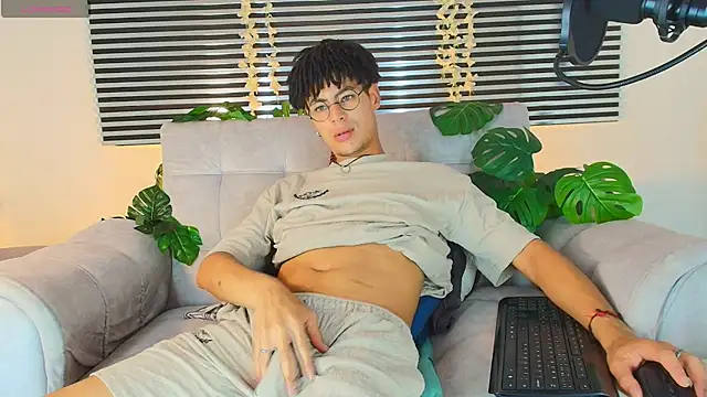 ThiiagoSaeenz online show from June 18, 8:13 pm