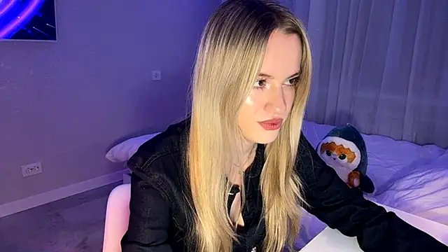 Between Eeys online show from March 22, 4:21 pm