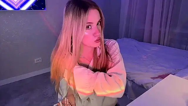 Between Eeys online show from March 29, 4:29 pm