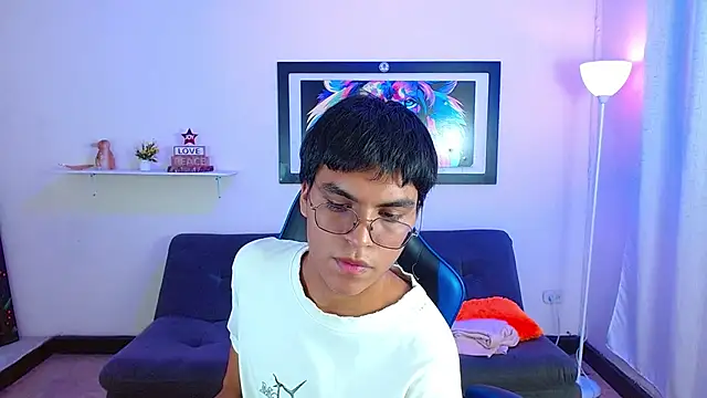 Snapshot of Maecum18 chatting on May 5, 8:50 pm Maecum18 online show from May 5, 8:50 pm