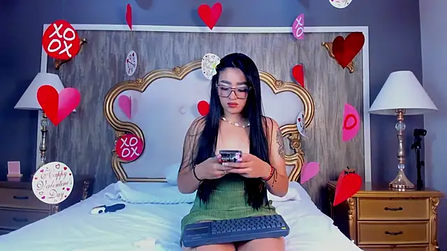 LauraBellinni online show from February 9, 6:45 pm