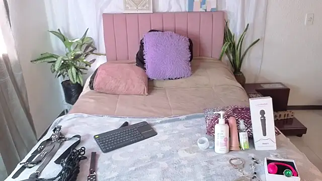 Snapshot of Petite_pepper chatting on June 12, 7:57 pm Petite pepper online show from June 12, 7:57 pm