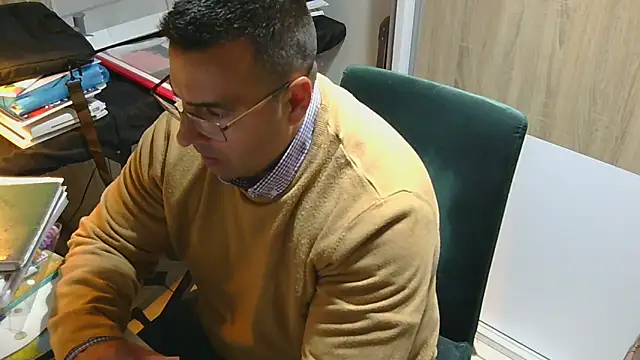 Snapshot of VanillaTime78-Jorge chatting on May 1, 11:31 pm VanillaTime78-Jorge online show from May 1, 11:31 pm