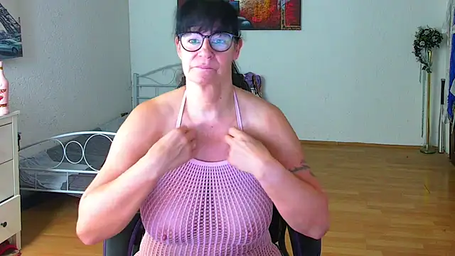 Snapshot of Sylly chatting on April 4, 6:55 am Sylly online show from April 4, 6:55 am
