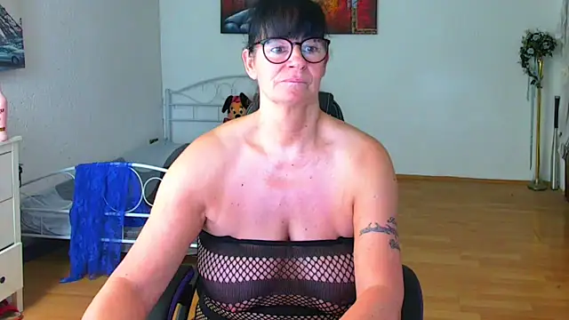 Snapshot of Sylly chatting on April 12, 9:03 am Sylly online show from April 12, 9:03 am