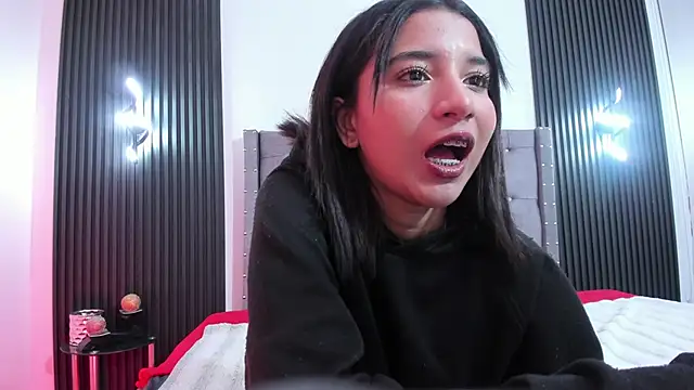 Snapshot of Emily_bruss chatting on February 5, 3:22 am Emily bruss online show from February 5, 3:22 am