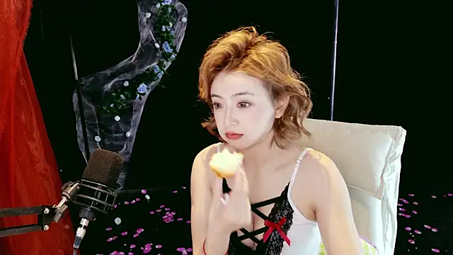 Snapshot of Lady-Mia777 chatting on April 1, 2:56 am Lady-Mia777 online show from April 1, 2:56 am