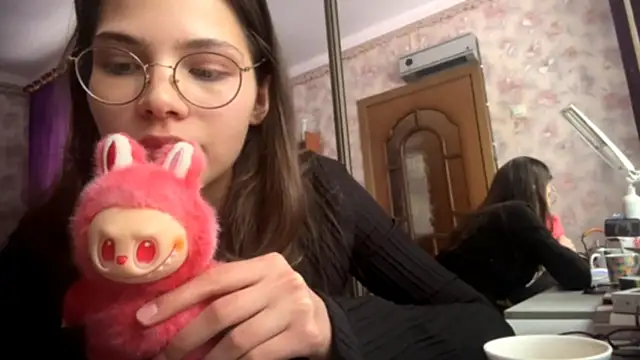 EdythRozier online show from February 12, 12:11 pm