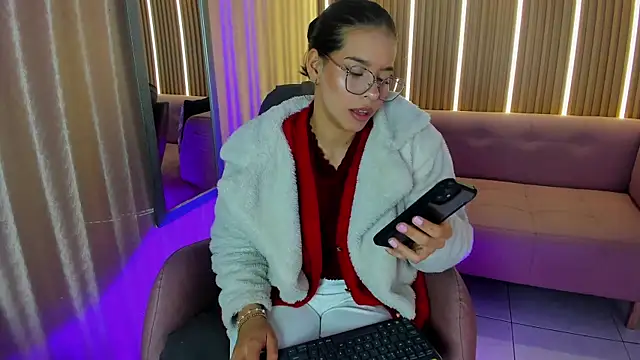 Luna Millers online show from May 9, 4:17 am