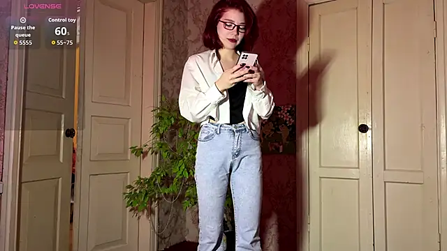 LaurynGeisinger online show from February 24, 1:42 pm