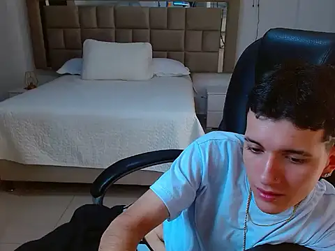 Snapshot of eroboyxox chatting on February 17, 8:48 pm eroboyxox online show from February 17, 8:48 pm