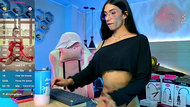 Snapshot of kylliefox_ chatting on October 15, 1:33 pm kylliefox online show from October 15, 1:33 pm