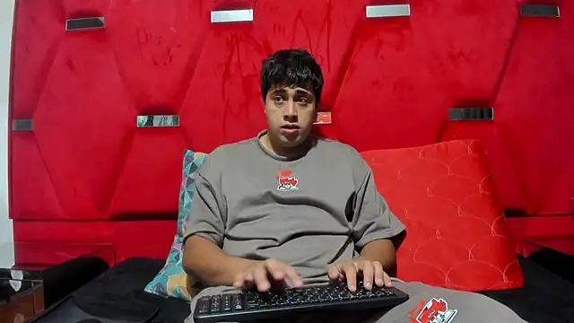 Snapshot of Emma_And_Darling chatting on February 4, 12:22 pm Emma And Darling online show from February 4, 12:22 pm