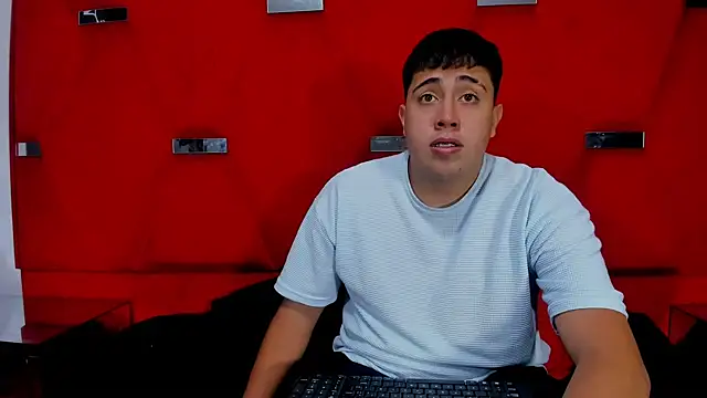 Snapshot of Emma_And_Darling chatting on February 10, 2:21 pm Emma And Darling online show from February 10, 2:21 pm