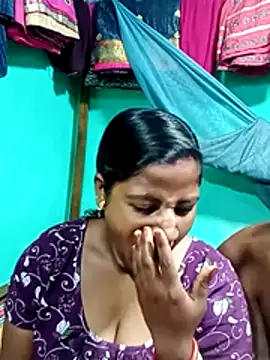 Snapshot of Your_deshibhabi25years chatting on March 23, 10:47 pm Your deshibhabi25years online show from March 23, 10:47 pm