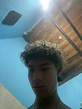 Snapshot of Adan21_cm chatting on February 3, 12:20 am Adan21 cm online show from February 3, 12:20 am