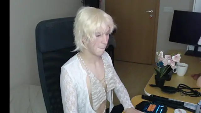 Snapshot of Pearl_Inferno chatting on February 9, 6:23 pm Pearl Inferno online show from February 9, 6:23 pm