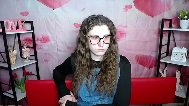 Snapshot of LilianaShine chatting on February 25, 6:01 am LilianaShine online show from February 25, 6:01 am