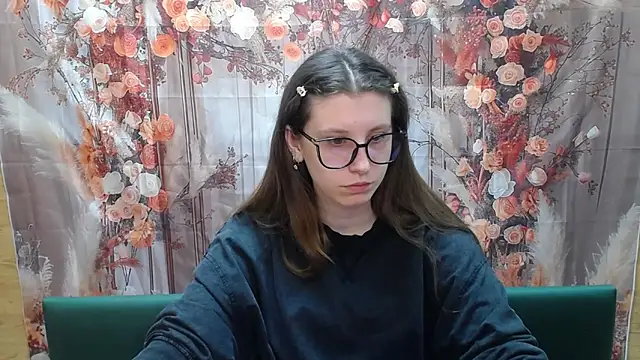 Snapshot of LilianaShine chatting on March 4, 6:19 am LilianaShine online show from March 4, 6:19 am