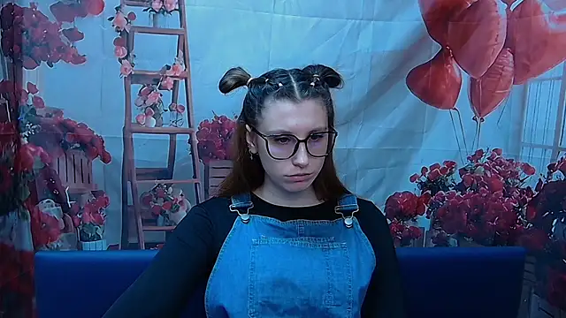 Snapshot of LilianaShine chatting on March 8, 6:17 am LilianaShine online show from March 8, 6:17 am